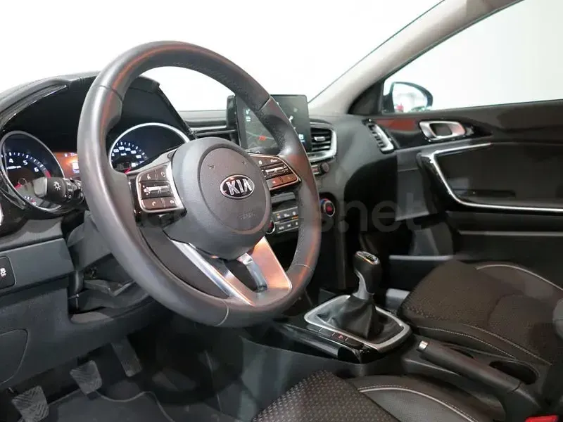Usado Kia Ceed 100 CV (73 kW) 2021 Rojo Utilitario