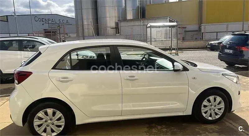 Usado Kia Rio Plus 84 HP (61 kW) 2017 Branco Sedan