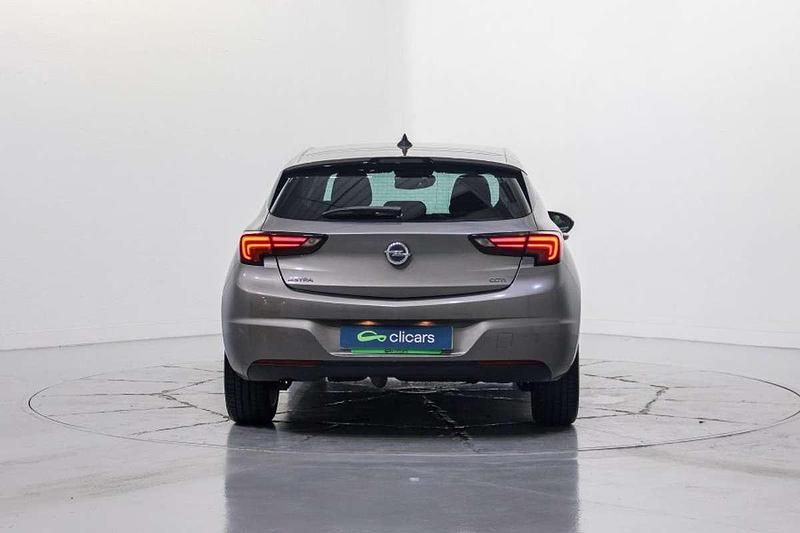 Usado Opel Astra Dynamic 136 CV (100 kW) 2016 Plateado Utilitario