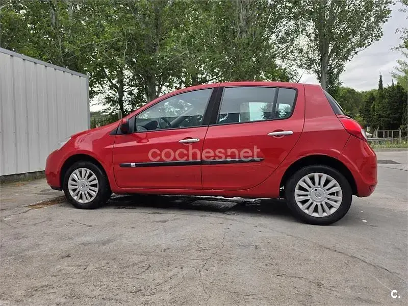 Usado Renault Clio IV Expression 75 CV (55 kW) 2012 Rojo Berlina
