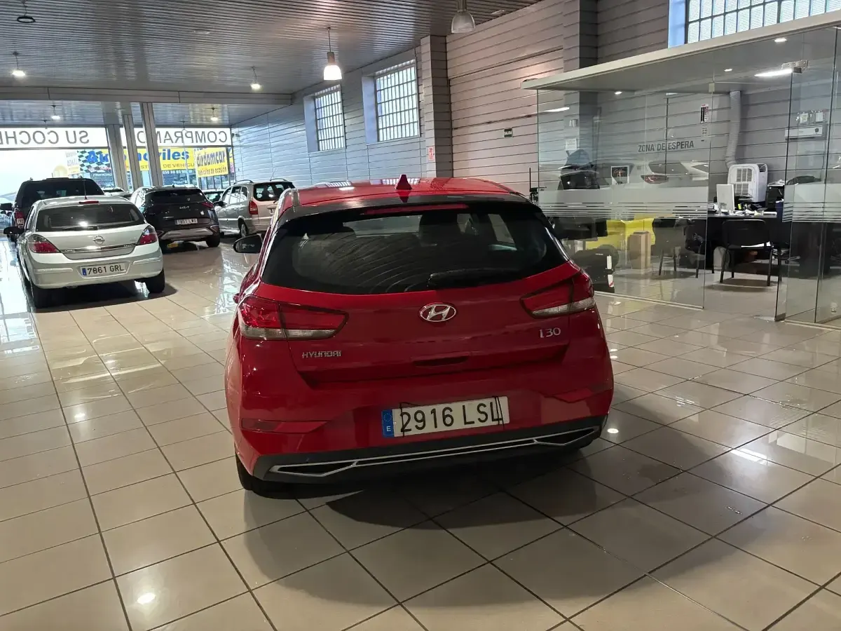 Usado Hyundai i30 110 CV (80 kW) 2021 Rojo Berlina