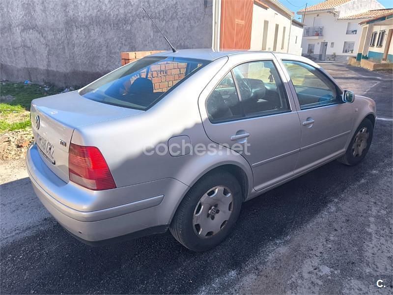 Usado VW Bora Highline 130 CV (95 kW) 2004 Gris / plata Berlina