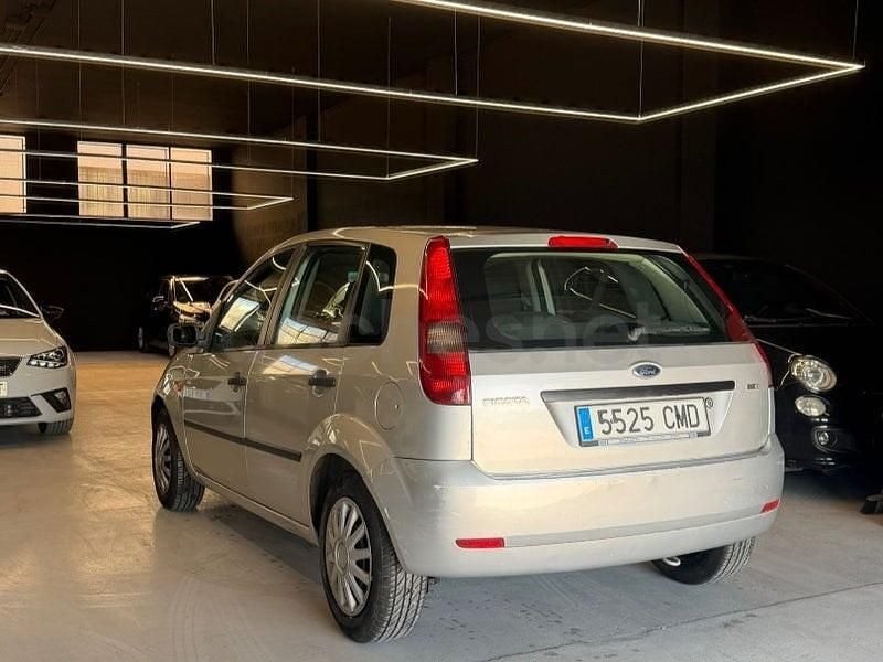 Usado Ford Fiesta Ghia 80 CV (58 kW) 2003 Gris / plata Utilitario