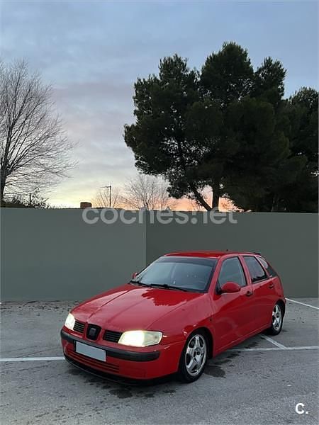 Usado Seat Ibiza Stella 90 CV (66 kW) 2000 Rojo Berlina