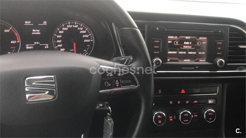 Usado Seat Leon Reference 105 CV (77 kW) 2015 Gris / plata Berlina