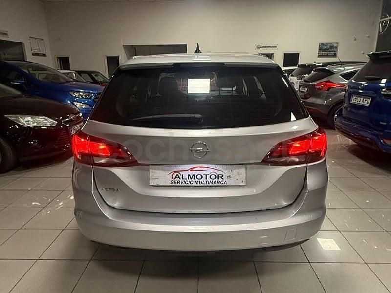 Usado Opel Astra Elegance 130 CV (95 kW) 2021 Gris / plata Berlina