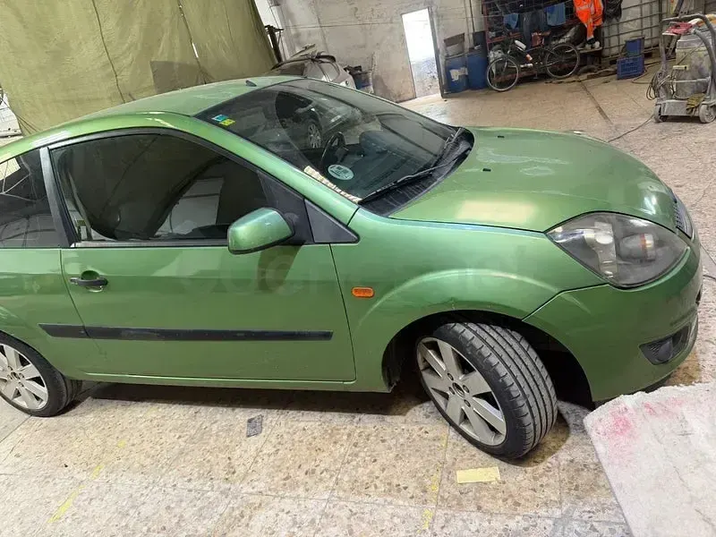 Usado Ford Fiesta 68 CV (50 kW) 2007 Verde Utilitario