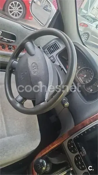 Usado Kia Carnival EX 144 CV (105 kW) 2004 Gris / plata Monovolumen