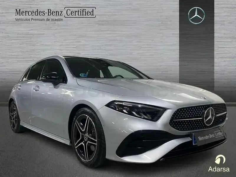 Usado Mercedes A180 136 CV (100 kW) 2025 Gris / plata Berlina