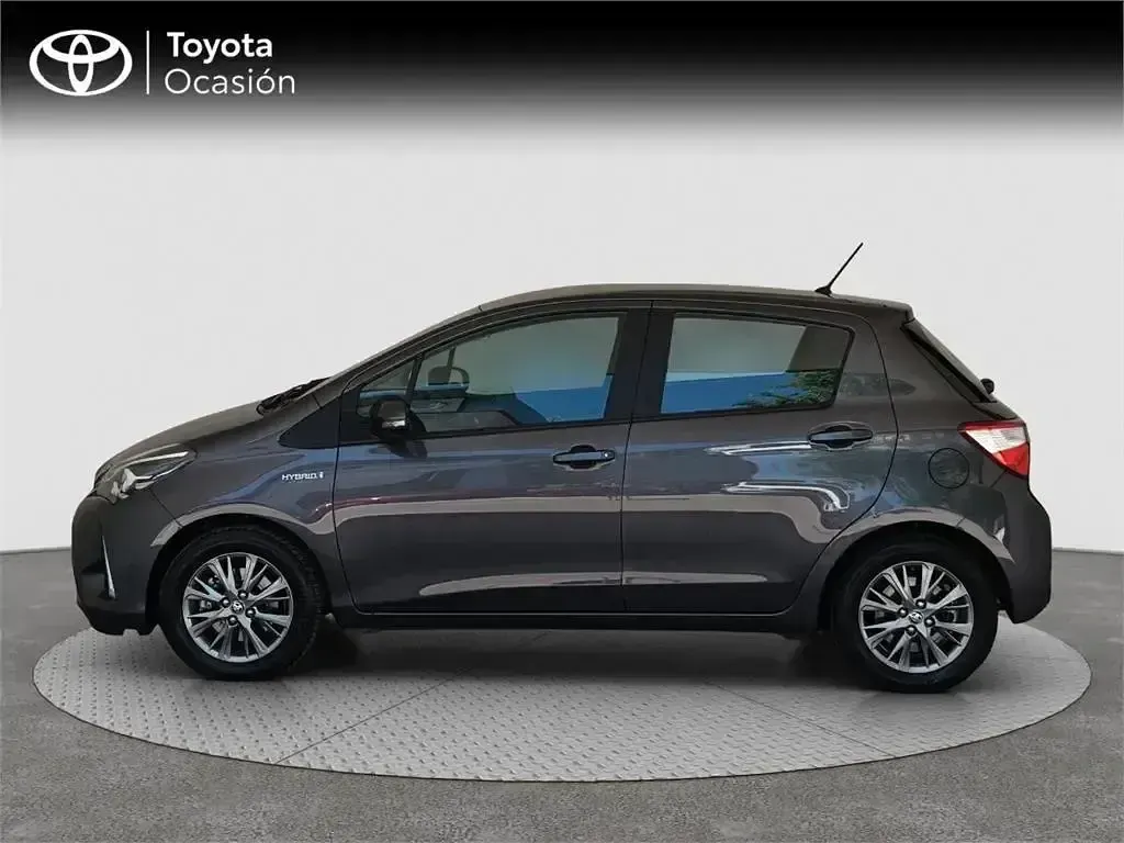 Usado Toyota Yaris Hybrid Active 100 CV (73 kW) 2017 Gris Monovolumen