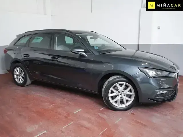 Usado Seat Leon Style 110 CV (80 kW) 2022 Gris Familiar