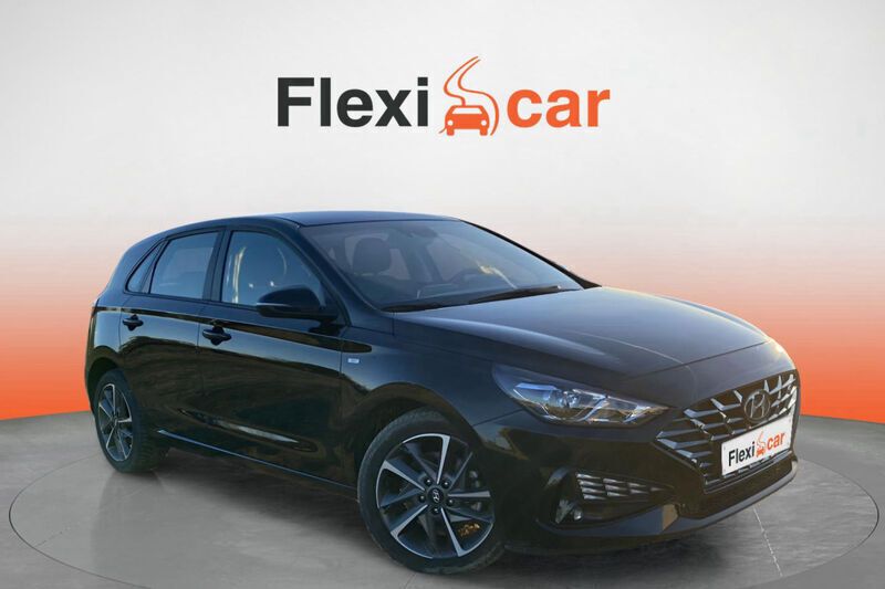 Negro Usado 2023 Hyundai i30 Berlina | 15.490 € (Super precio) - Imagen 1/4