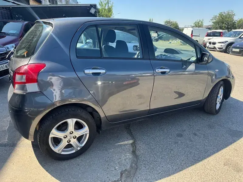 Usado Toyota Yaris 101 CV (74 kW) 2010 Gris / plata Utilitario