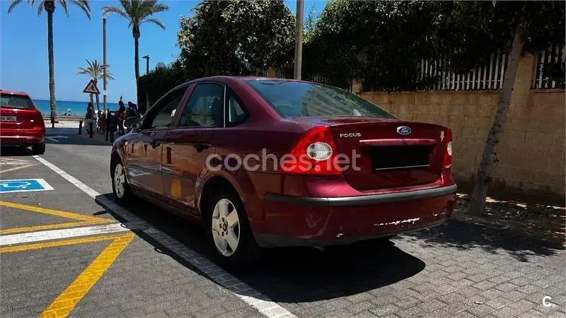 Usado Ford Focus Trend 100 CV (73 kW) 2005 Rojo Berlina