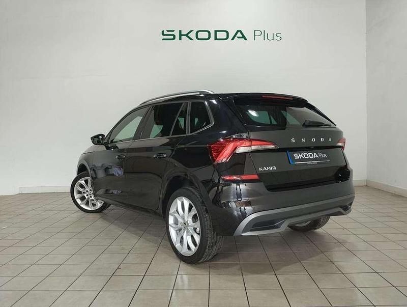 Usado Skoda Kamiq Sport 110 CV (80 kW) 2023 Negro SUV