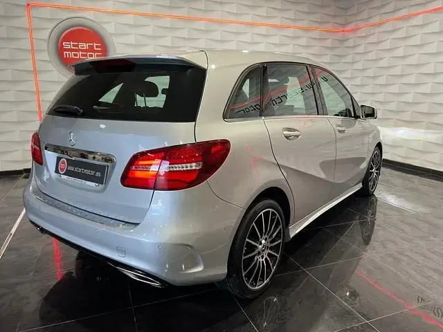 Usado Mercedes B200 136 CV (100 kW) 2018 Gris / plata Monovolumen