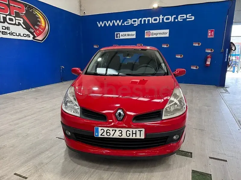 Usado Renault Clio II Authentique 75 CV (55 kW) 2008 Rojo Berlina