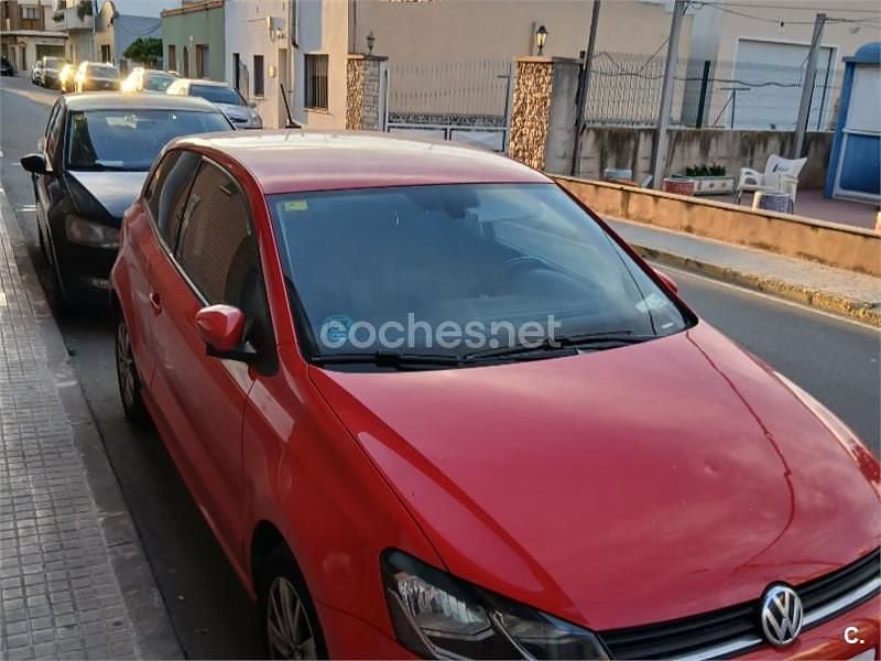 Usado VW Polo Advance 90 CV (66 kW) 2014 Rojo Berlina