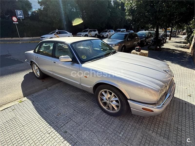 Usado Jaguar XJ8 Executive 240 CV (176 kW) 2001 Gris / plata Berlina