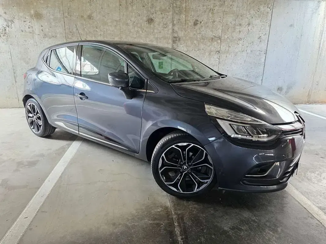 Usado Renault Clio IV Zen 90 CV (66 kW) 2017 Gris Utilitario