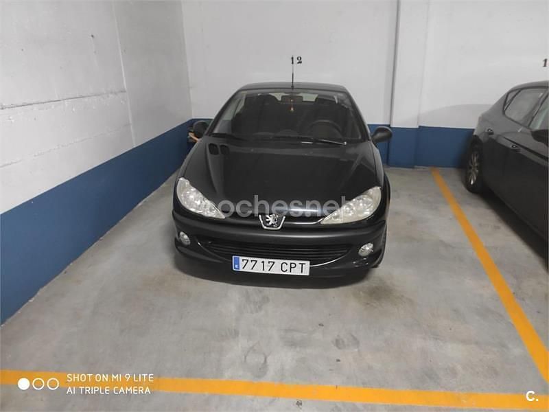 Usado Peugeot 206 110 CV (80 kW) 2003 Negro Descapotable