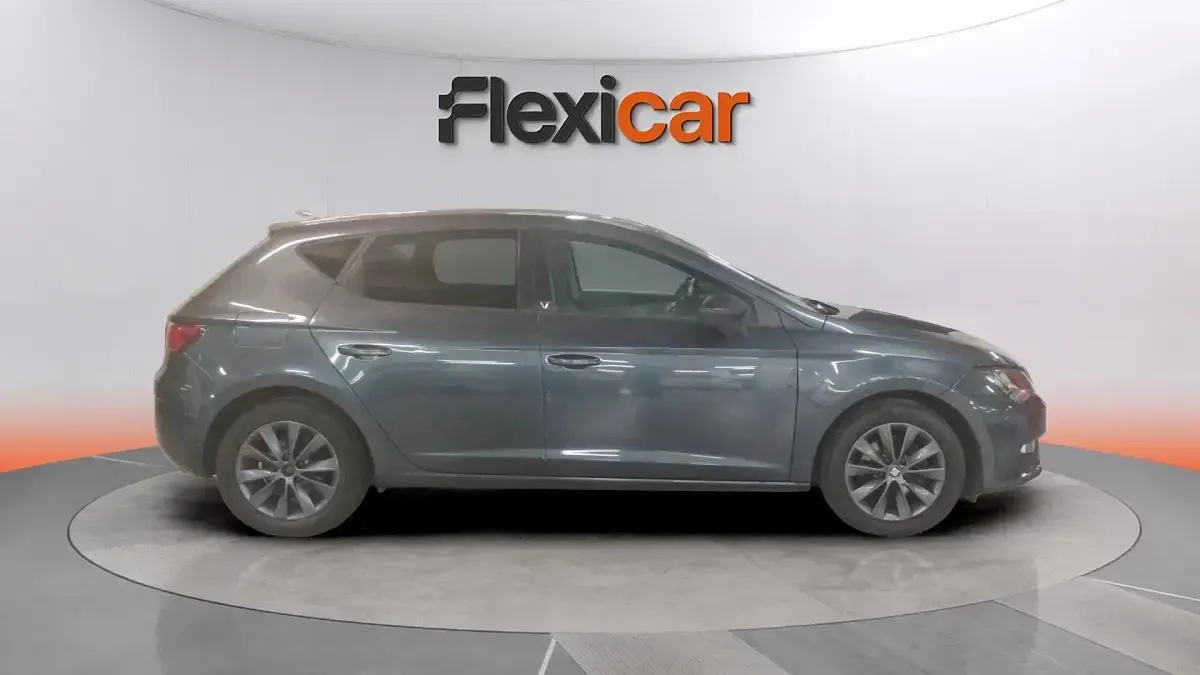 Usado Seat Leon Style 130 CV (95 kW) 2020 Azul Berlina