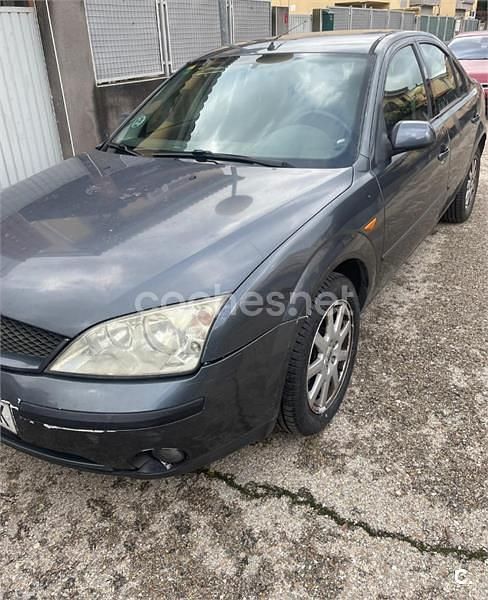 Usado Ford Mondeo Trend 125 CV (91 kW) 2002 Gris / plata Familiar