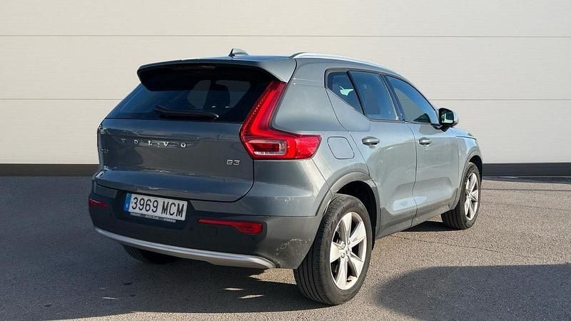 Usado Volvo XC40 Momentum 163 CV (119 kW) 2022 Gris SUV