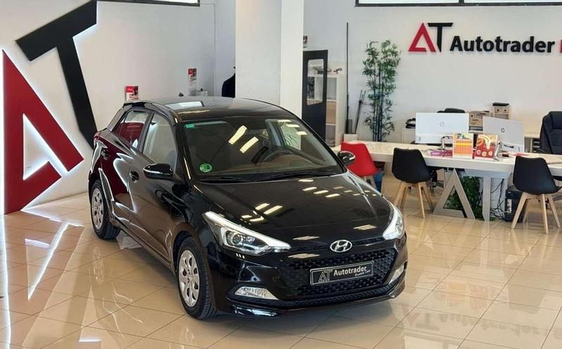 Negro Usado 2015 Hyundai i20 Utilitario | 8499 € (Precio justo) - Imagen 1/4