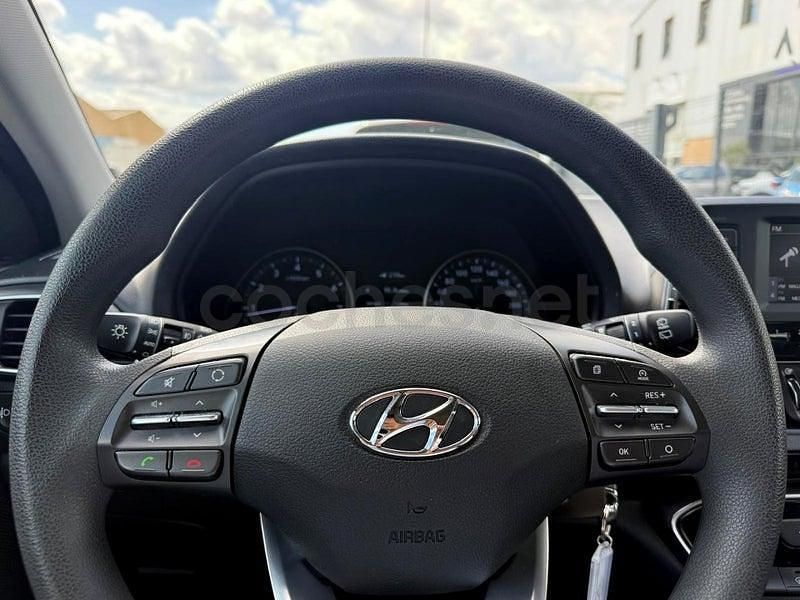 Usado Hyundai i30 140 CV (102 kW) 2017 Rojo Familiar