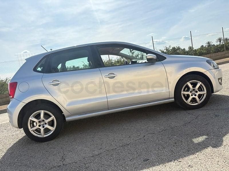 Usado VW Polo Advance 75 CV (55 kW) 2014 Gris / plata Berlina