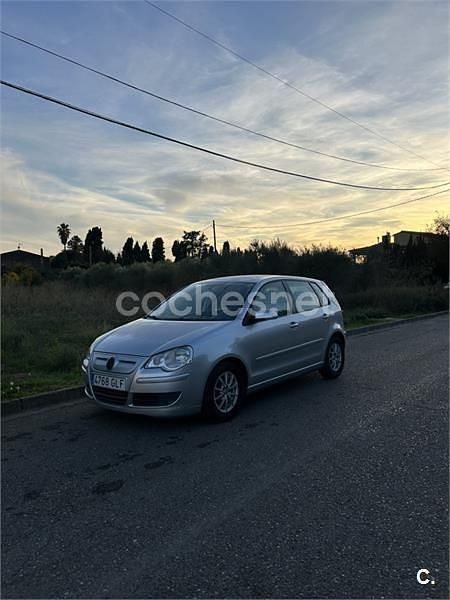 Gris / plata Usado 2009 VW Polo Berlina | 4900 € (Precio justo) - Imagen 1/4
