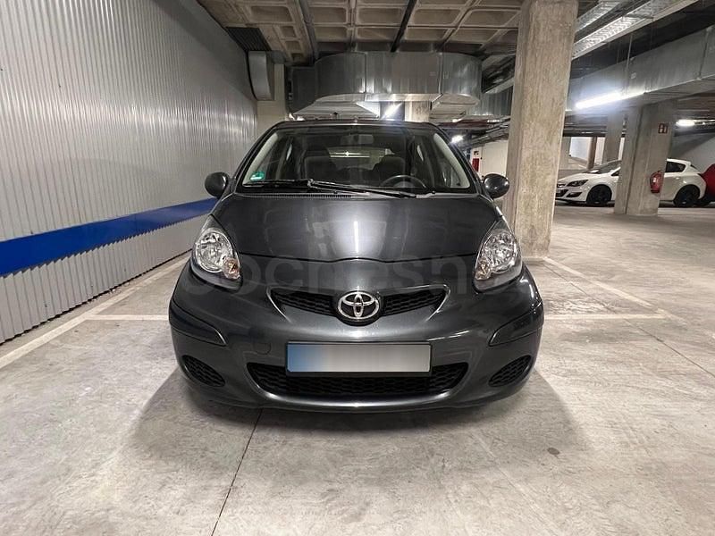 Usado Toyota Aygo Live 68 CV (50 kW) 2011 Azul Utilitario