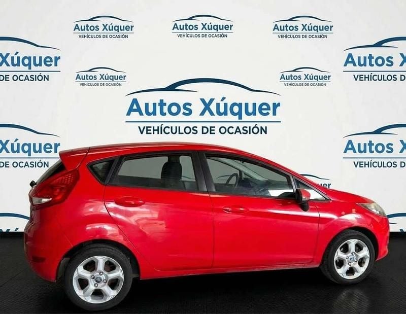 Usado Ford Fiesta Ambiente 60 CV (44 kW) 2009 Rojo Utilitario