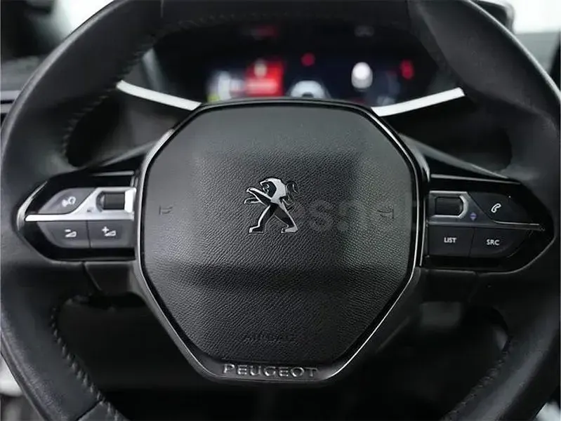 Usado Peugeot 2008 Allure 100 CV (73 kW) 2023 Gris / plata SUV