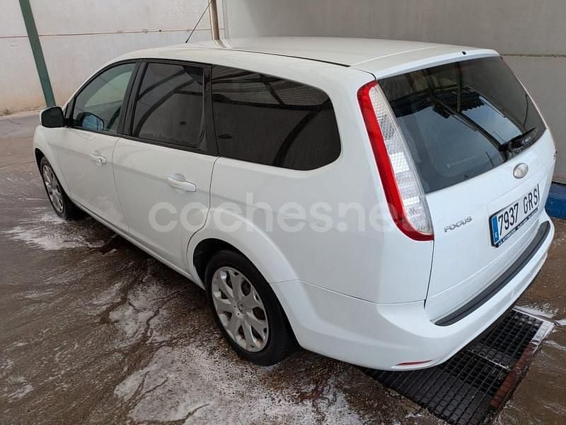 Usado Ford Focus Trend 109 CV (80 kW) 2009 Blanco Familiar