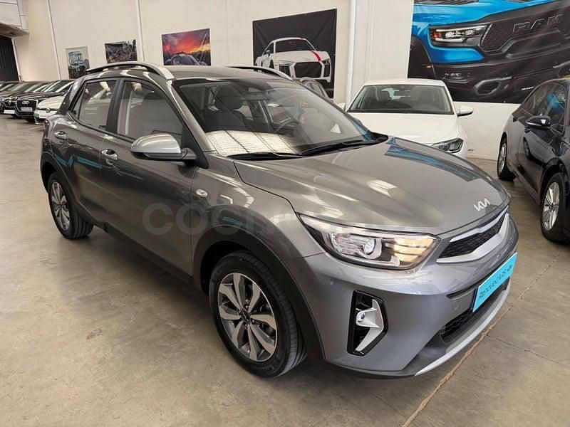 Usado Kia Stonic 100 CV (73 kW) 2025 Gris / plata SUV