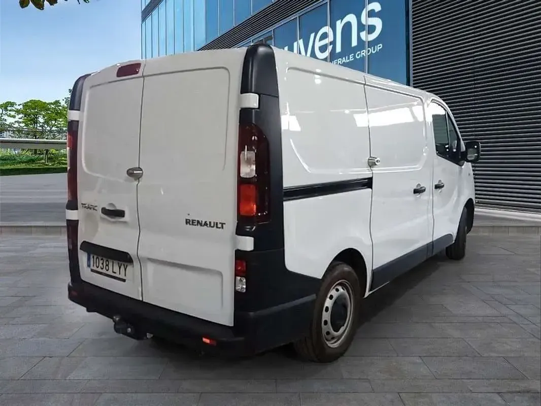 Usado Renault Trafic 120 CV (88 kW) 2022 Blanco Monovolumen