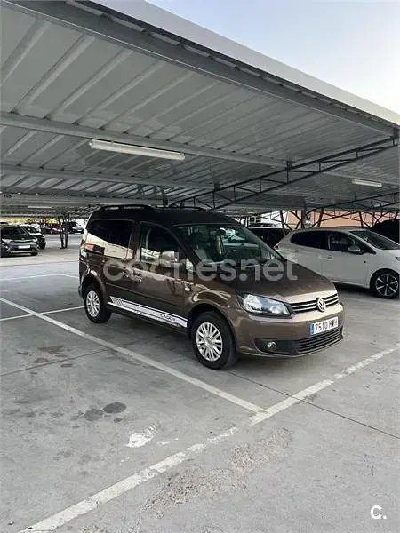 Usado VW Caddy Trendline 102 CV (75 kW) 2014 Marrón Monovolumen