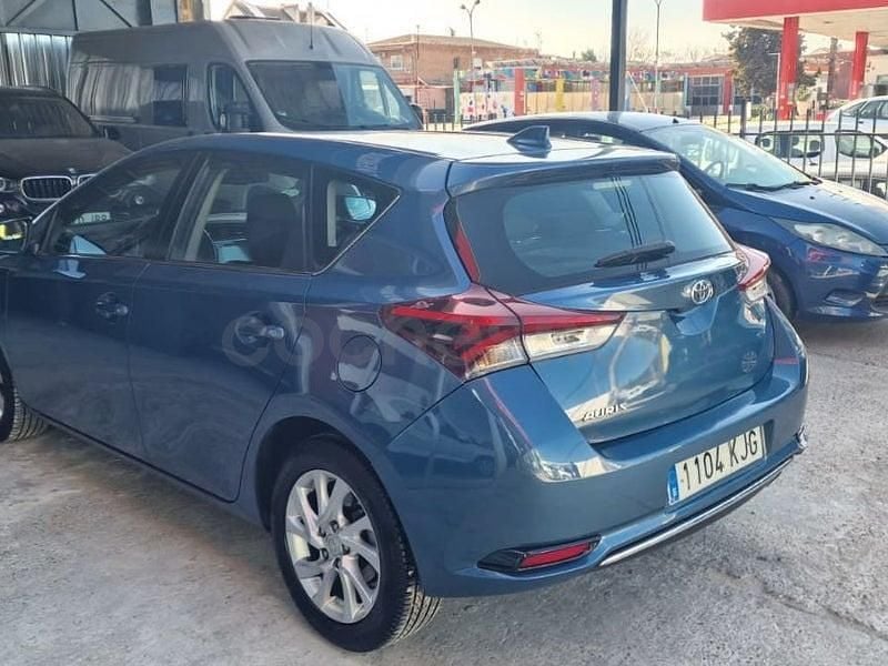 Usado Toyota Auris Active 116 CV (85 kW) 2018 Azul Berlina