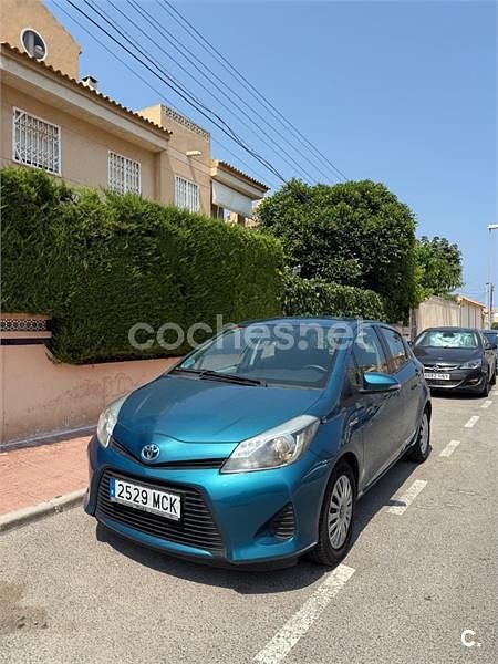 Verde Usado 2014 Toyota Yaris Hybrid Active Berlina | 9750 € (Precio justo) - Imagen 1/4