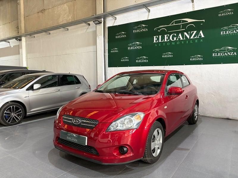 Usado Kia Ceed 90 CV (66 kW) 2010 Granate Utilitario