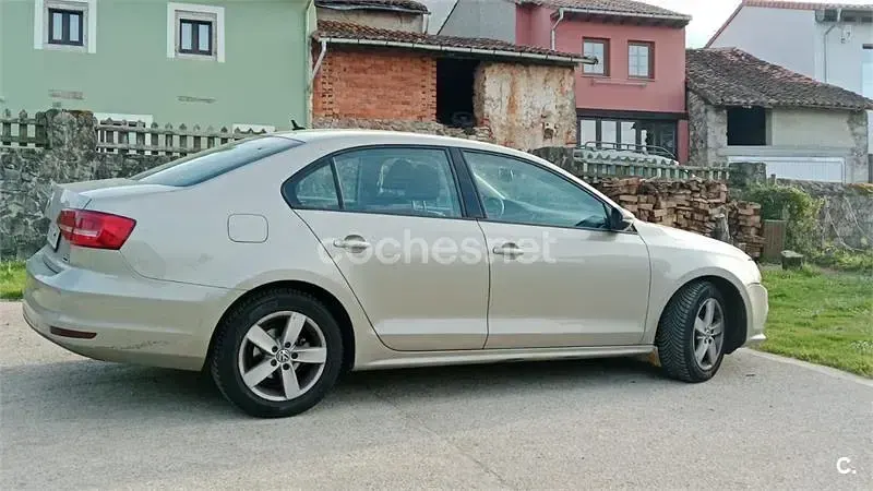 Usado VW Jetta Advance 125 CV (91 kW) 2015 Beige Berlina