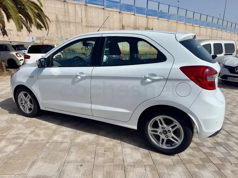 Usado Ford Ka Plus 85 CV (62 kW) 2017 Blanco Utilitario