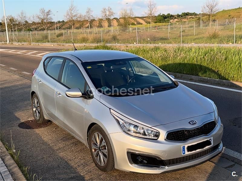 Usado Kia Ceed GT 136 CV (100 kW) 2016 Gris / plata Berlina