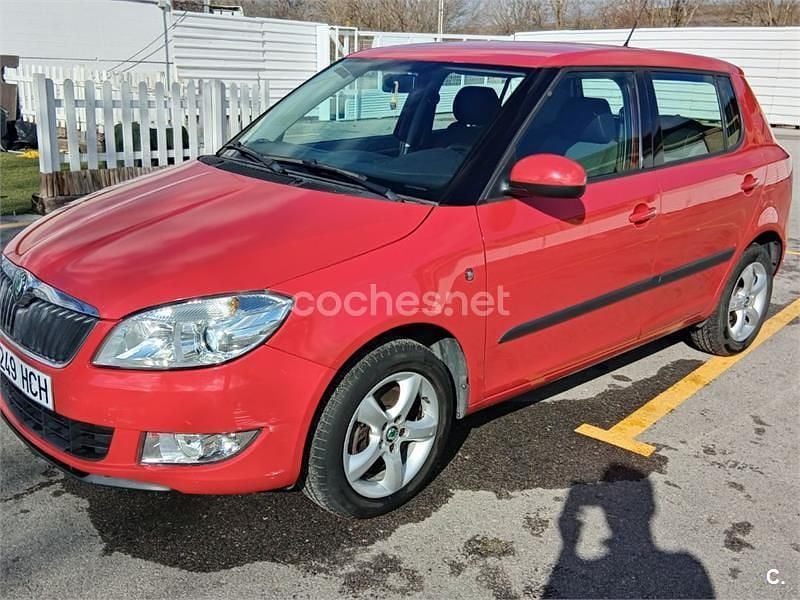 Rojo Usado 2011 Skoda Fabia SportLine Berlina | 5000 € (Buen precio) - Imagen 1/4