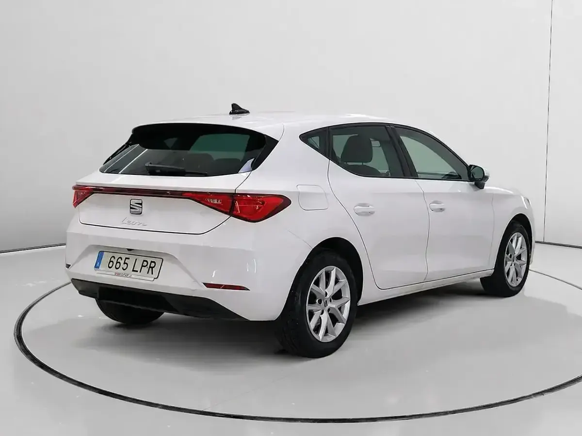 Usado Seat Leon Style 110 CV (80 kW) 2021 Blanco