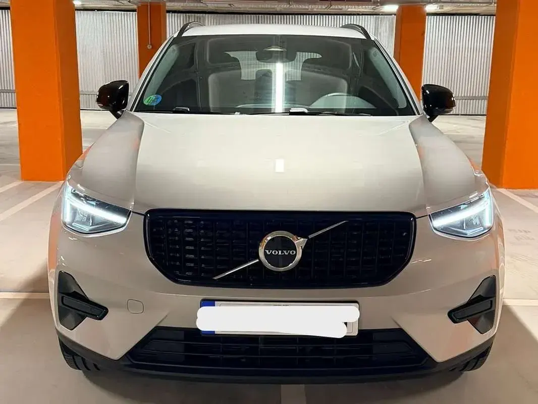 Usado Volvo XC40 Plus 162 CV (119 kW) 2025 Gris SUV