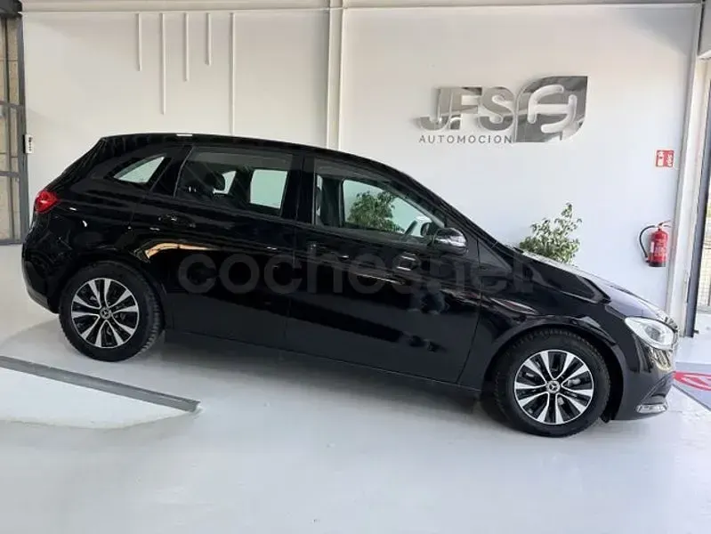 Usado Mercedes B180 116 CV (85 kW) 2020 Negro Utilitario