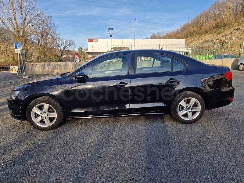 Usado VW Jetta Advance 105 CV (77 kW) 2012 Negro Berlina